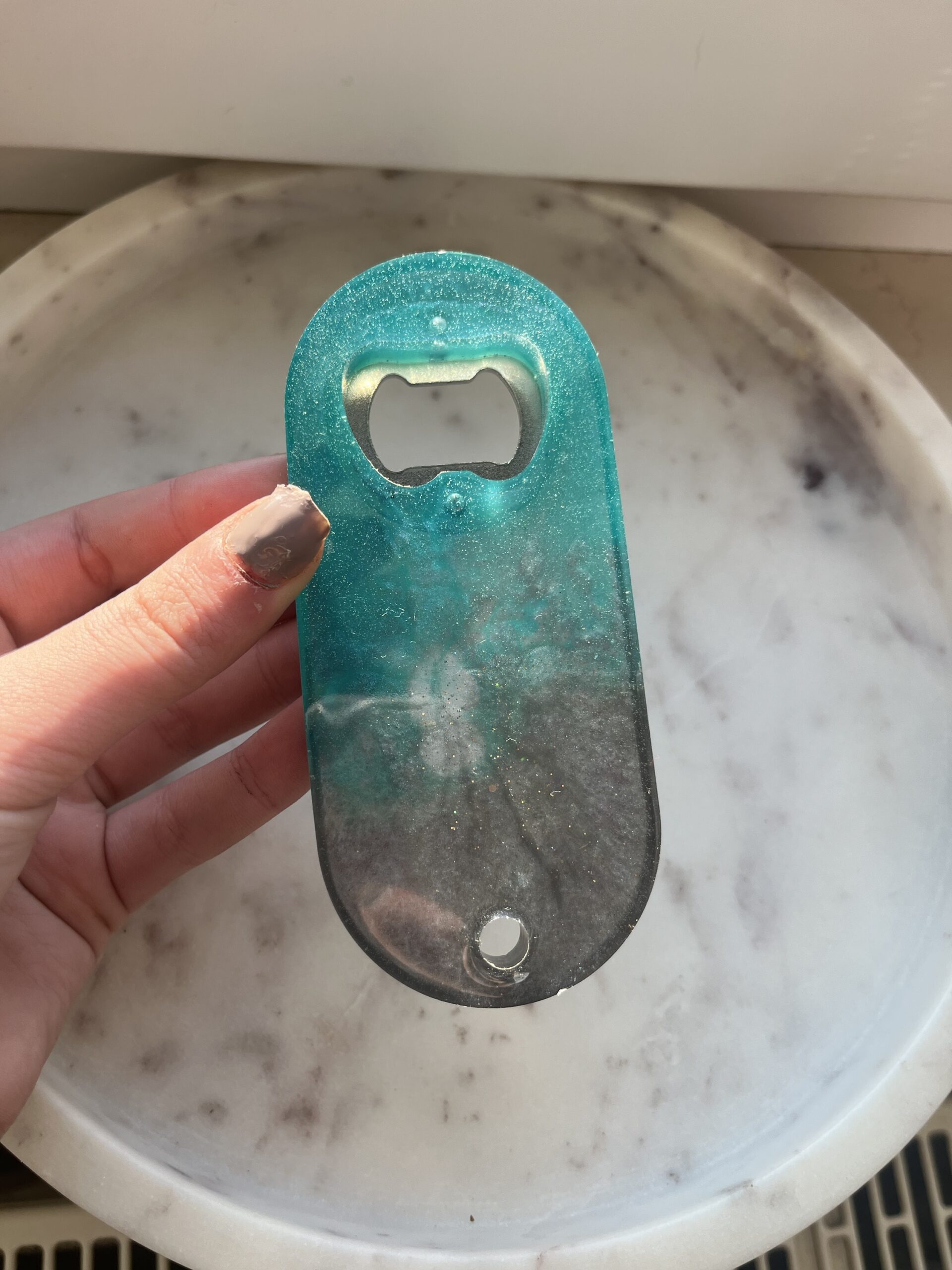 Handgemachter Flaschenöffner| Sommer Must-Have| metallic blau mit Glitzer – Bild 8