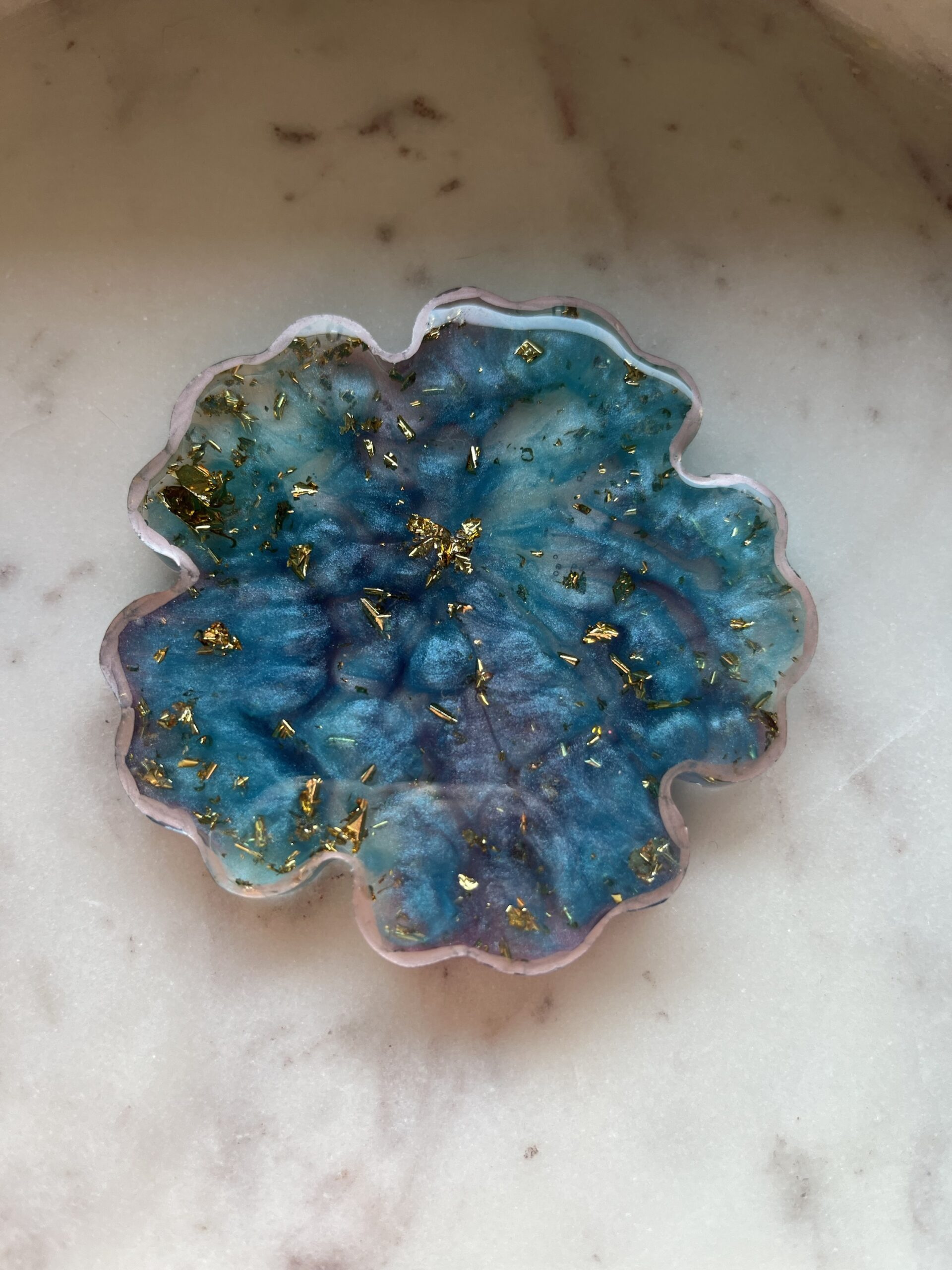 Handgemachter Blumenförmiger Untersetzer | metallic Blau mit Blattgold und roségoldenem Rand| Geschenk| Ablage – Bild 3