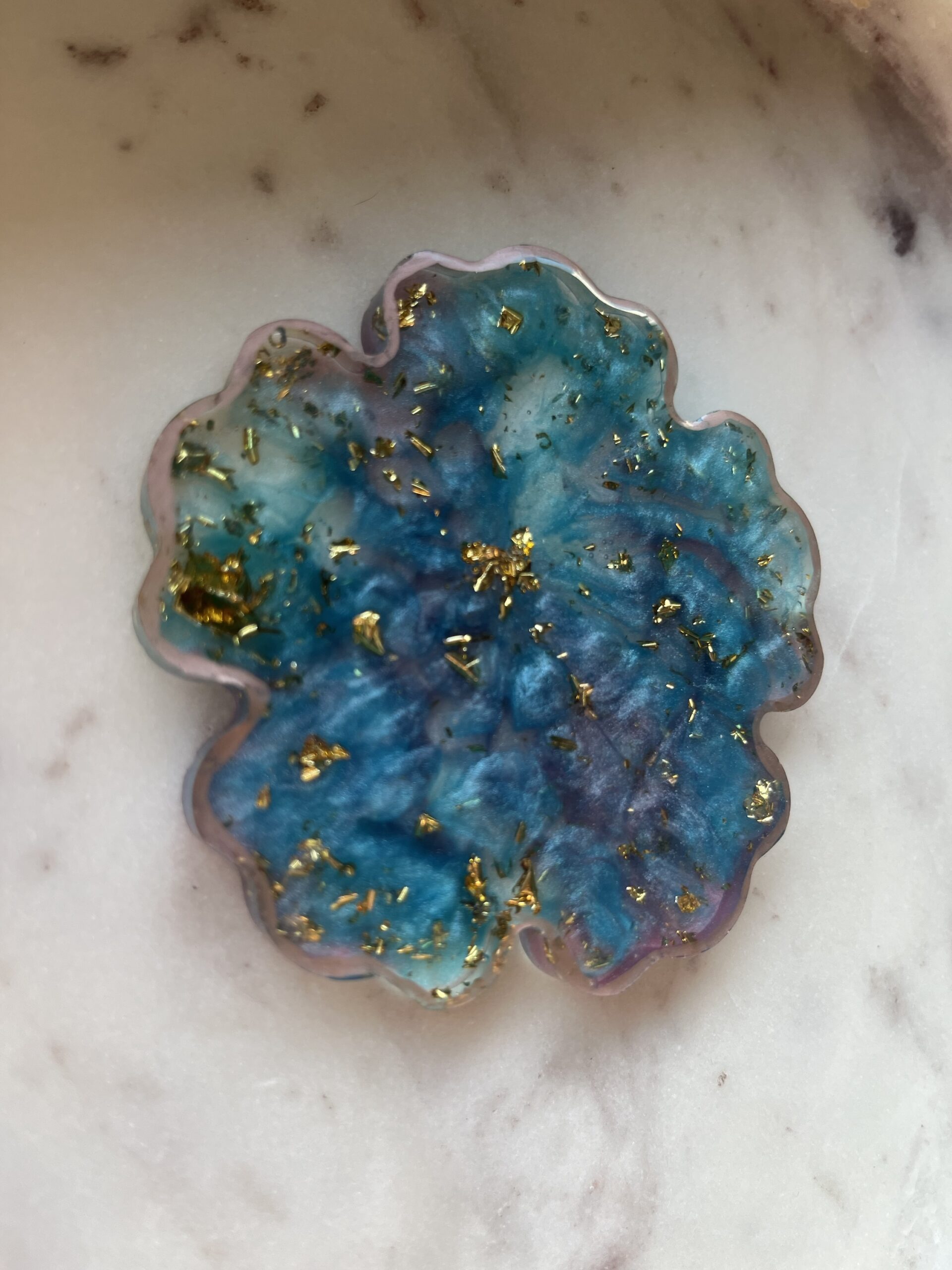 Handgemachter Blumenförmiger Untersetzer | metallic Blau mit Blattgold und roségoldenem Rand| Geschenk| Ablage – Bild 5