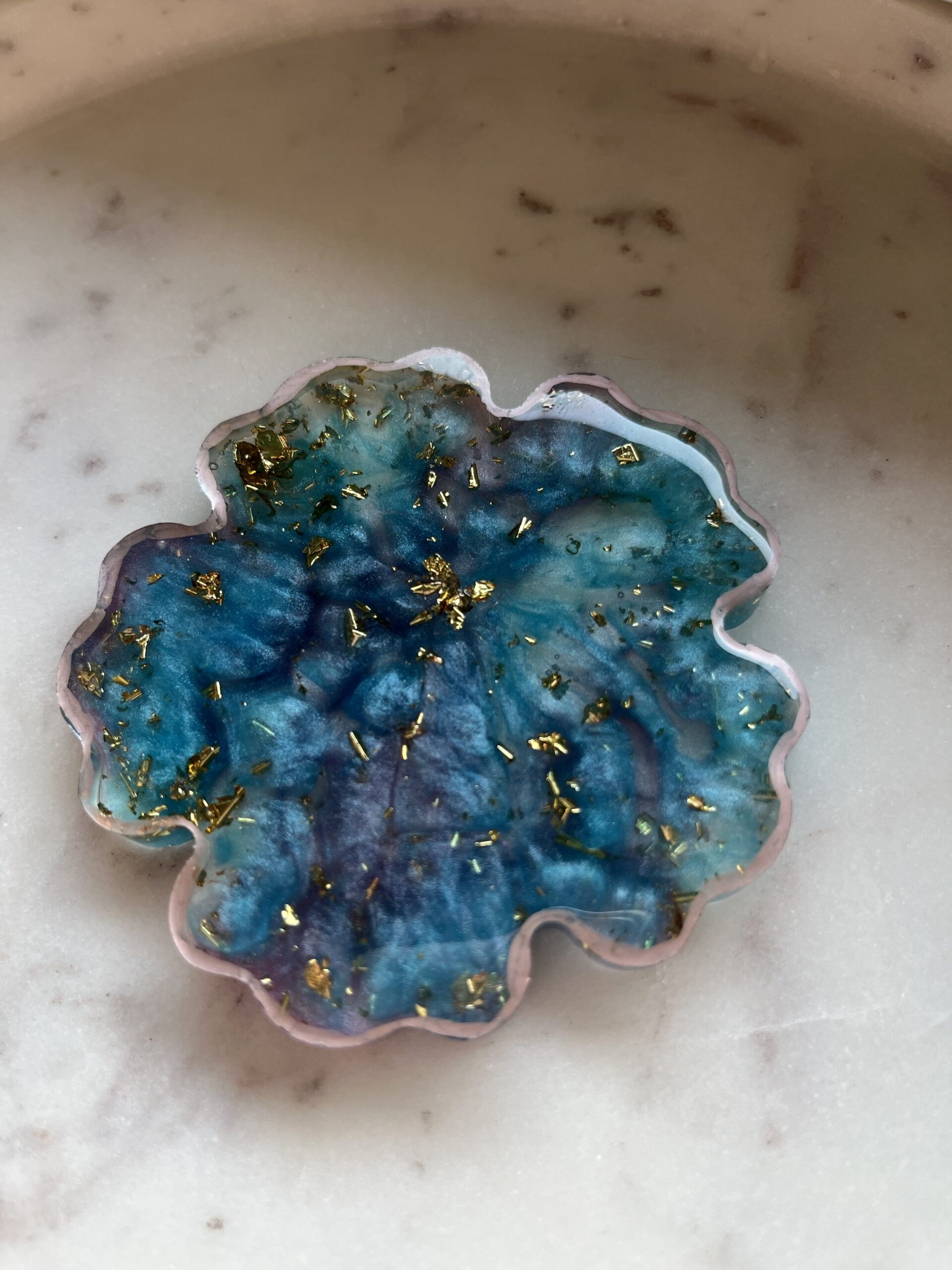 Handgemachter Blumenförmiger Untersetzer | metallic Blau mit Blattgold und roségoldenem Rand| Geschenk| Ablage – Bild 6