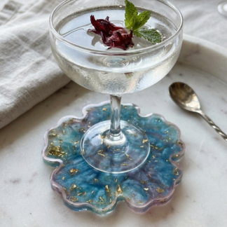 Handgemachter Blumenförmiger Untersetzer | metallic Blau mit Blattgold und roségoldenem Rand| Geschenk| Ablage