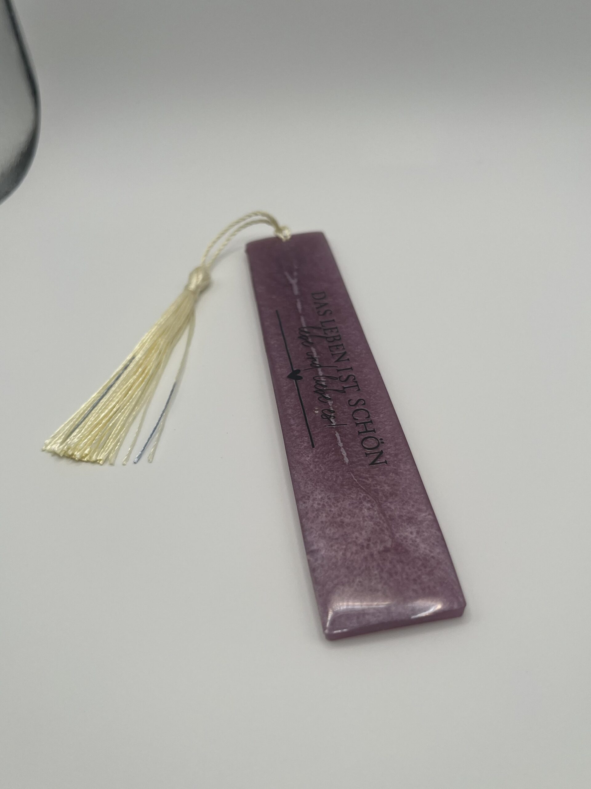 Handgemachtes Lesezeichen| metallic Lila mit Sticker Spruch| aus Epoxidharz – Bild 4