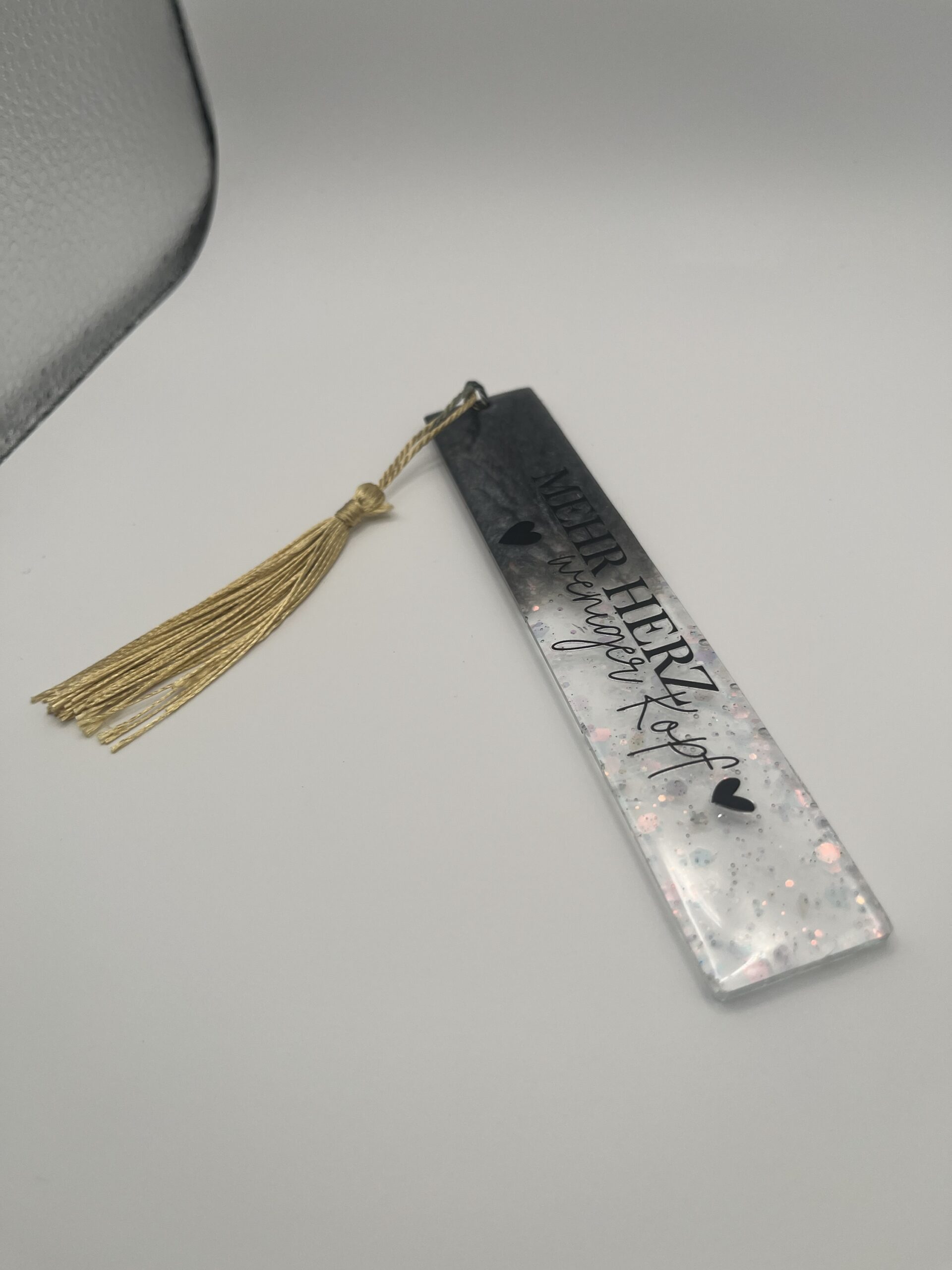 Handmade Lesezeichen| Buchliebhaber| aus Epoxidharz| metallic grau mit Schimmer Glitzer| mit Quaste beige – Bild 2