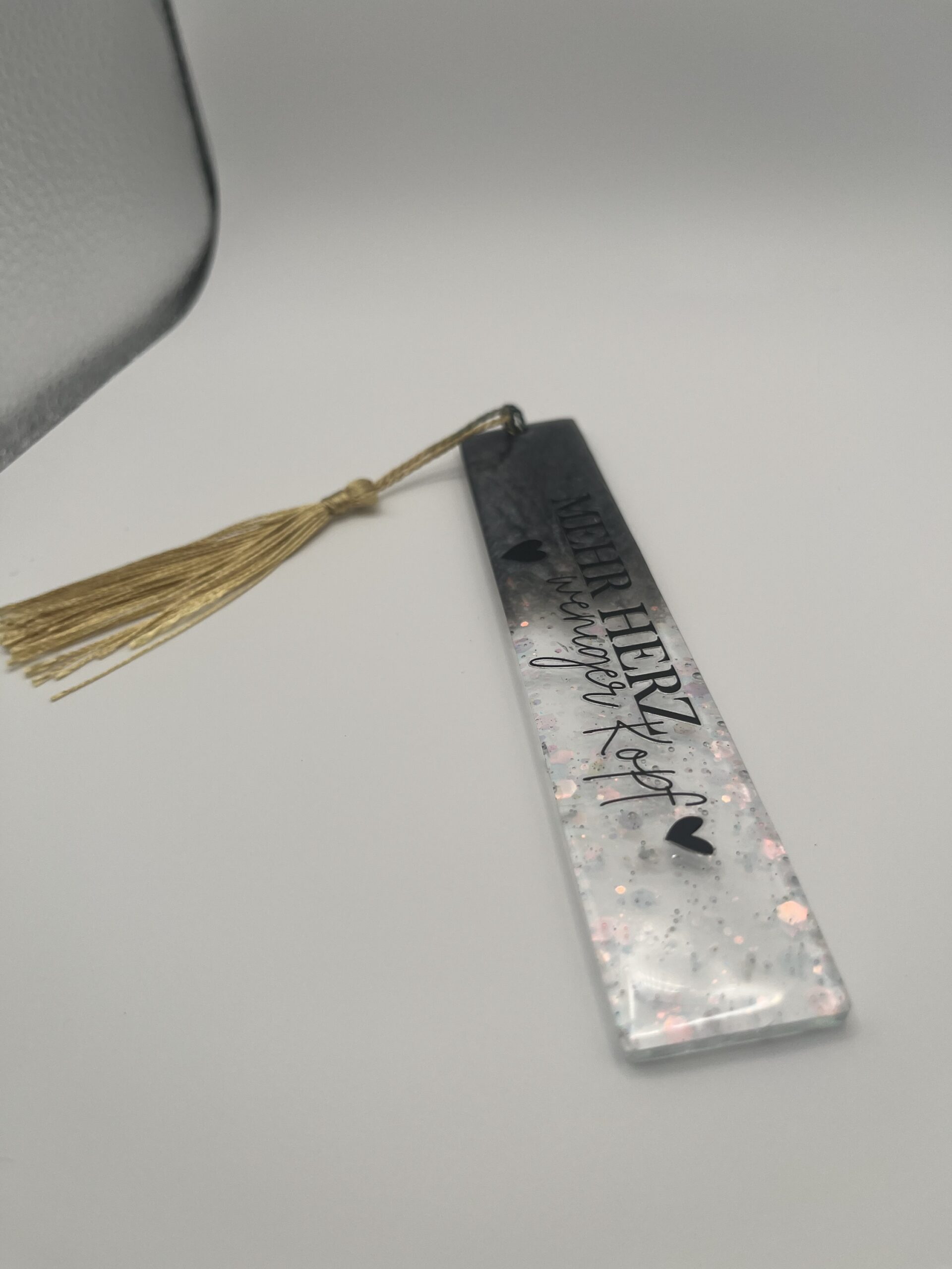 Handmade Lesezeichen| Buchliebhaber| aus Epoxidharz| metallic grau mit Schimmer Glitzer| mit Quaste beige – Bild 3