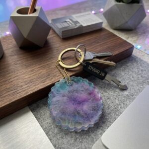 Handgemachter Schlüsselanhänger mit 3D Effekt| türkis, lila, rosa und weiß