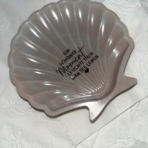 Muschelschale| aus Epoxidharz| mit Sticker| Pastell beige